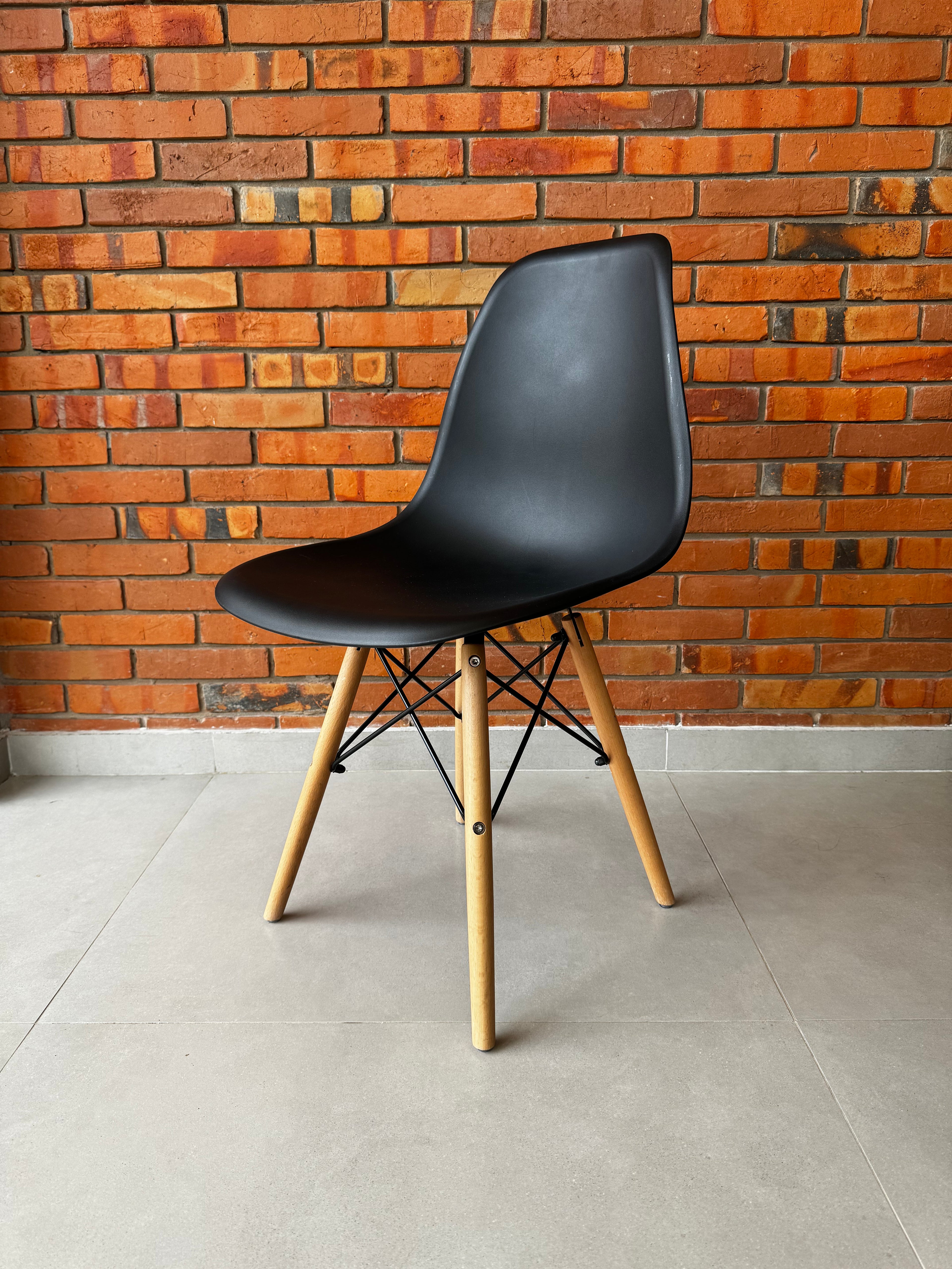Silla Eames negra