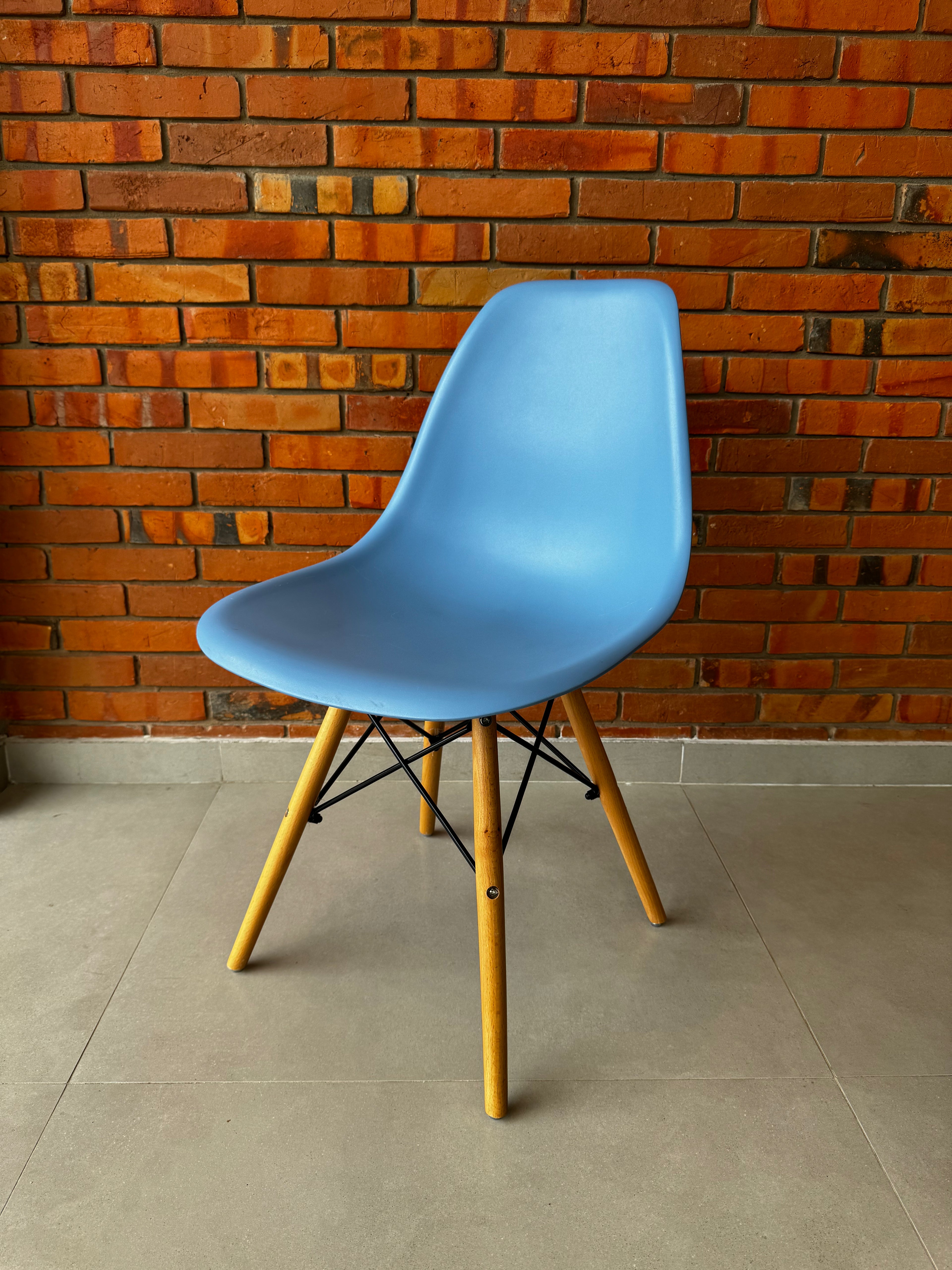Silla Eames celeste